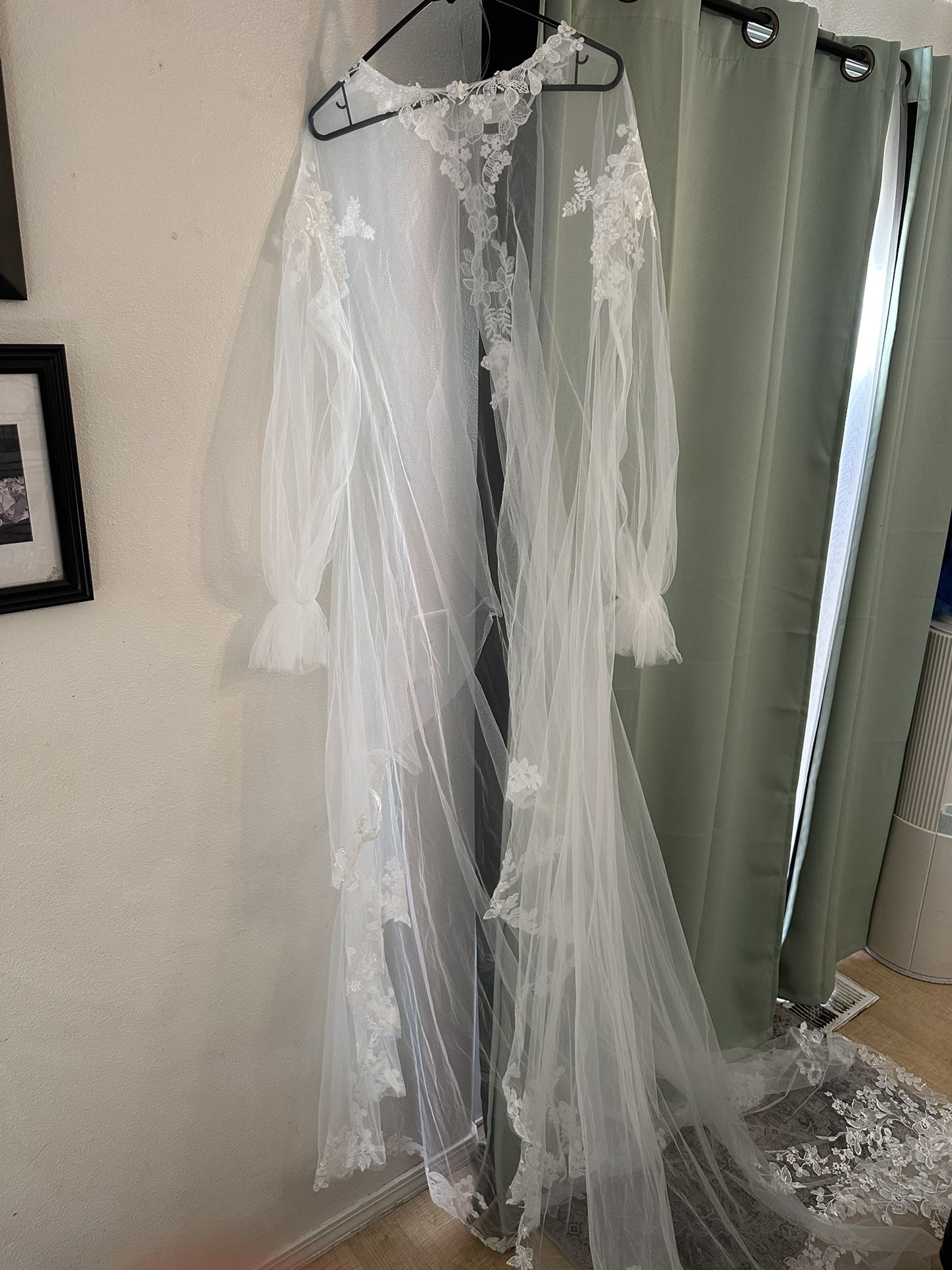 Very beautiful wedding cape ivory size 12