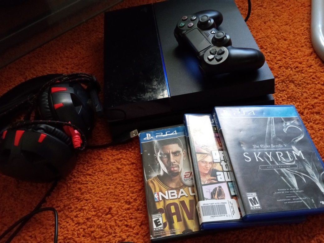 Ps 4 With Controller And Games