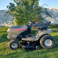 Craftman LT2000 Riding Tractor 18 Horse Power Briggs Stratton Engine Works Great. 6 Speed Transmission.