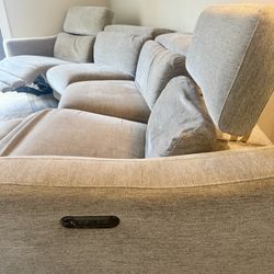 Star Furniture Curved Sectional w/ Power Recliners & Headrests
