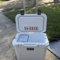 New YETI Roadie 32 wheeled cooler…… White