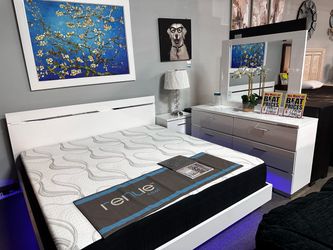White platform bed set! 🖤🔥 Easy Financing, No credit needed!
