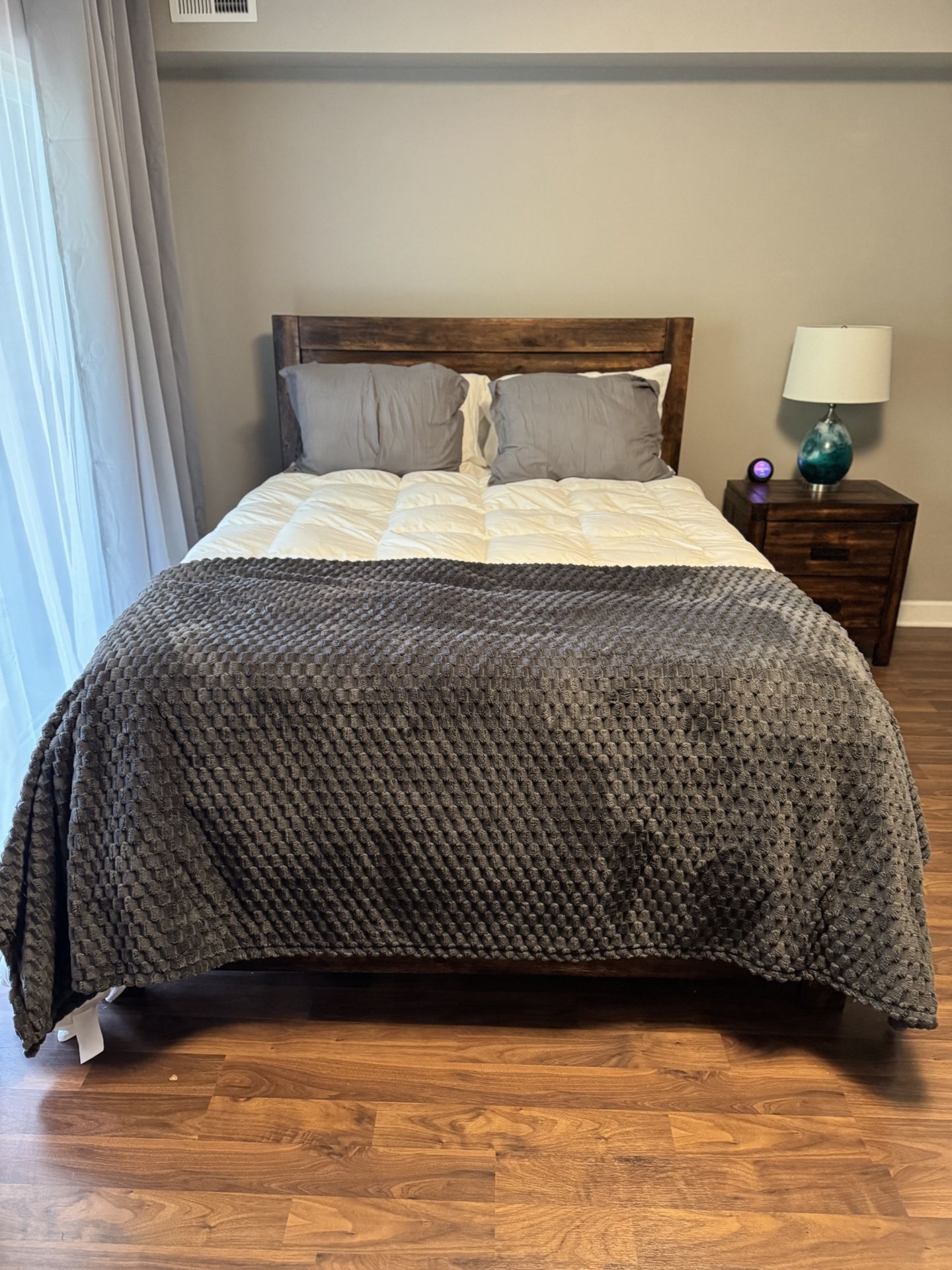 Queen Bedroom Set With Dresser & Nightstand