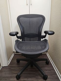 Herman Miller Aeron Size B Fully Loaded – Graphite – Like New
