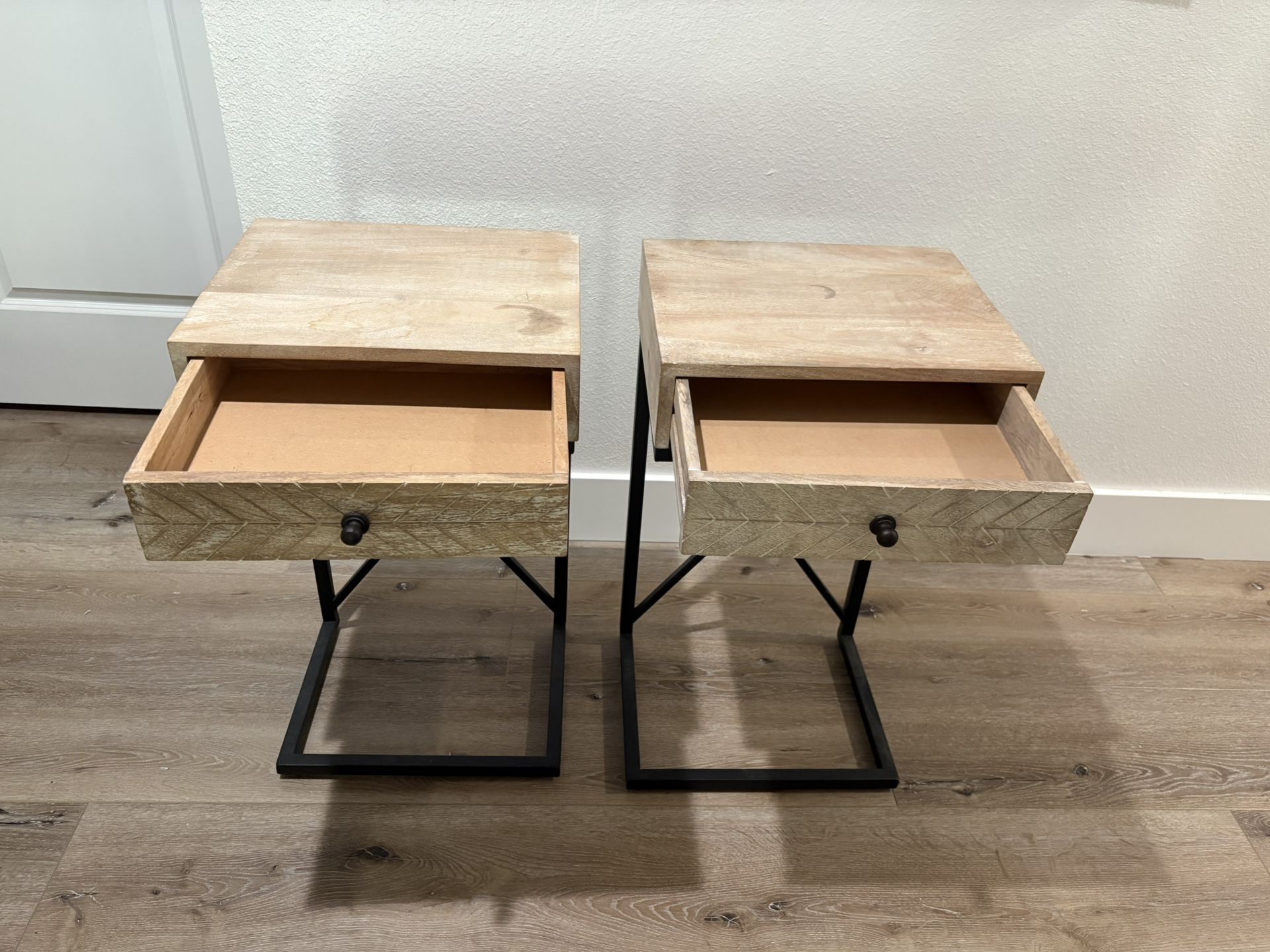 Bedside/nightstand Table