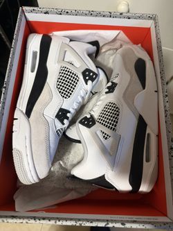 Jordan 4 “military black” size 6.5Y or 8 women. Fits 6.5 men as well