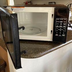 Walmart Microwave Oven  Model:MS(contact info removed)-01 Input: 120VAC, 60Hz, 1100W output Power : 700Watts