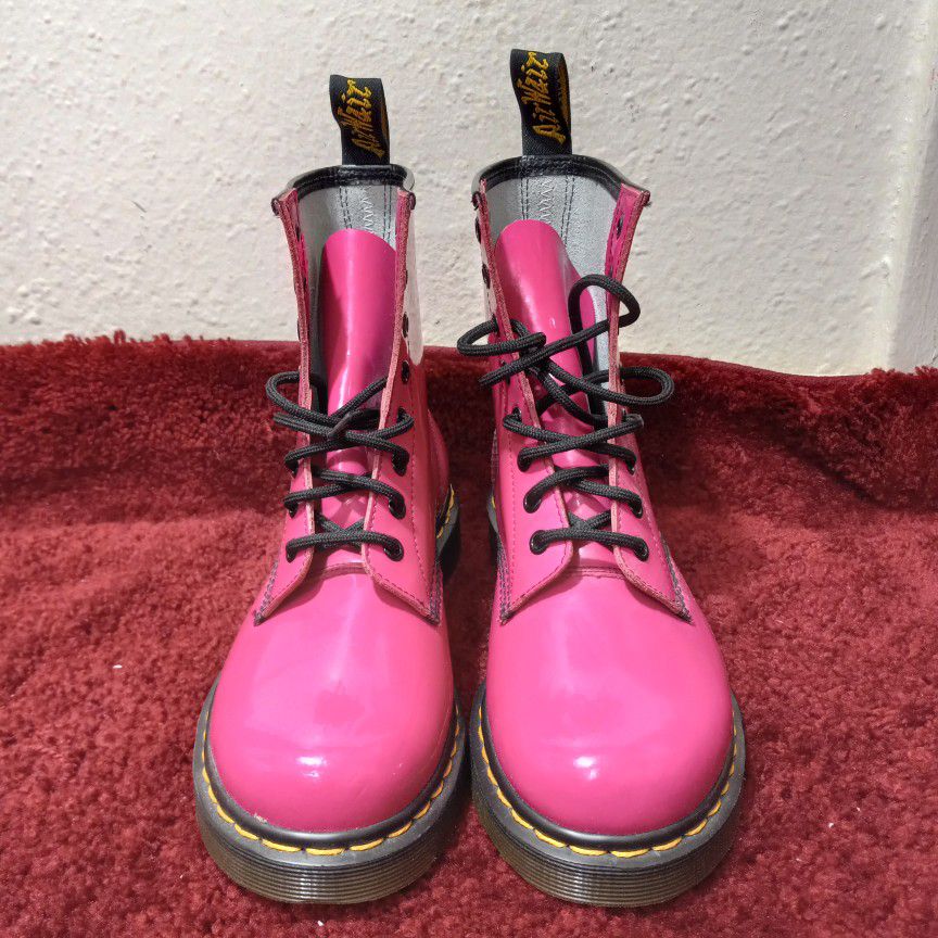 Dr Martens Women's 1460 Boot Hot Pink Patent size 8

8 Eyelet 1460 Women's Boot. Black classic Patent leather. Goodyear-Welted product, the sole and u