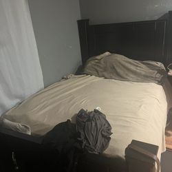 Black Queen Bed With Plastic Mattress 