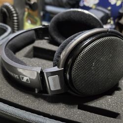 LIKE NEW Sennheiser HD650 WITH CASE