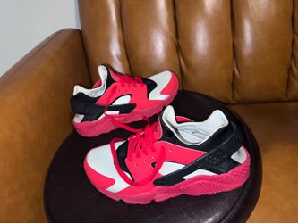 Nike Air Huarache Run "Bred"striking university red, black men’s size 9.5