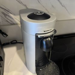 Nespresso VertuoPlus Deluxe + Milk Frother (Like New!)