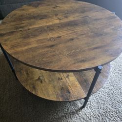 UCR AREA//FREE WOOD STAINED ROUND COFFEE TABLE 