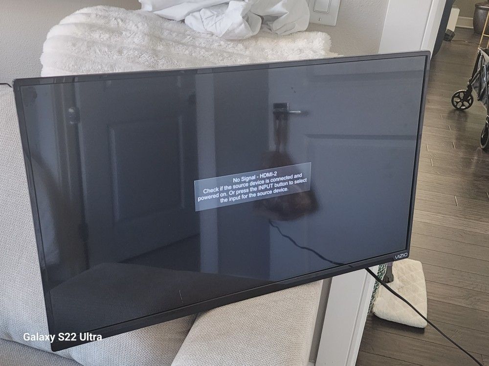 32 inch Flat Screen Vizio TV with Wall Mount EXCELLENT CONDITION