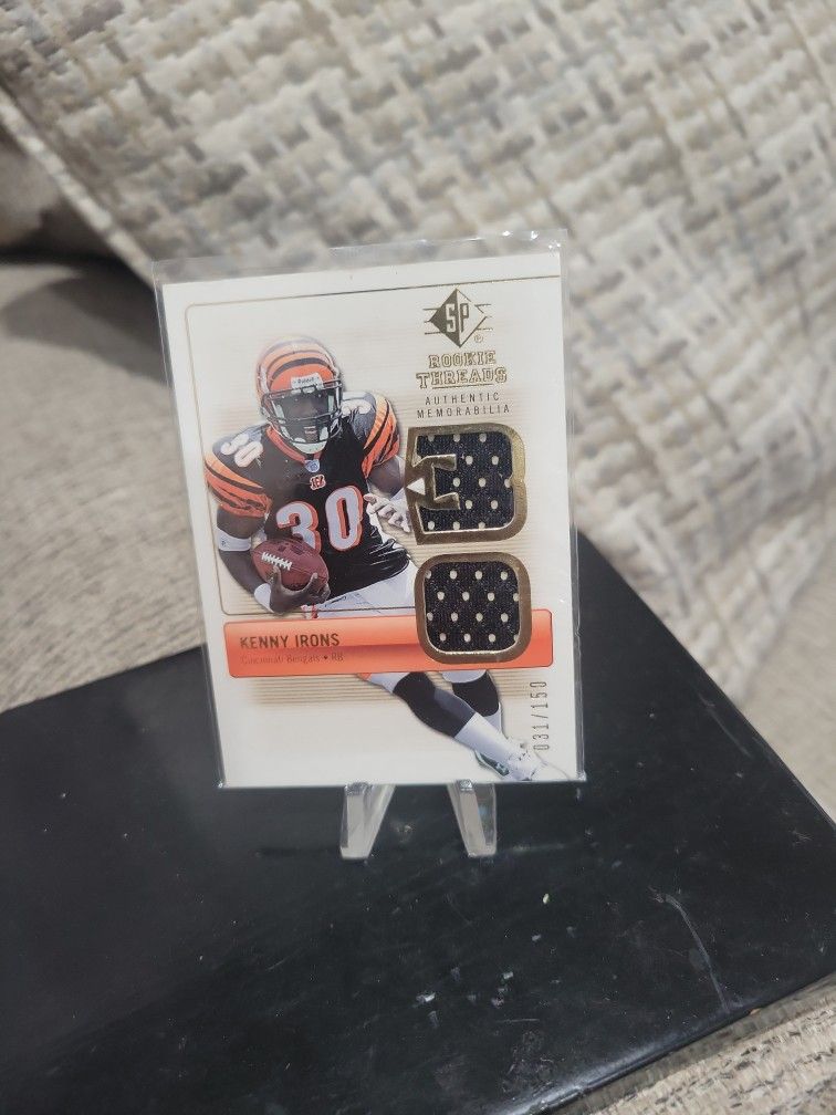Kenny Irons Sp Rookie Threads Authenic Memorabilia Rookie Silver Number 031/150 Football Card 