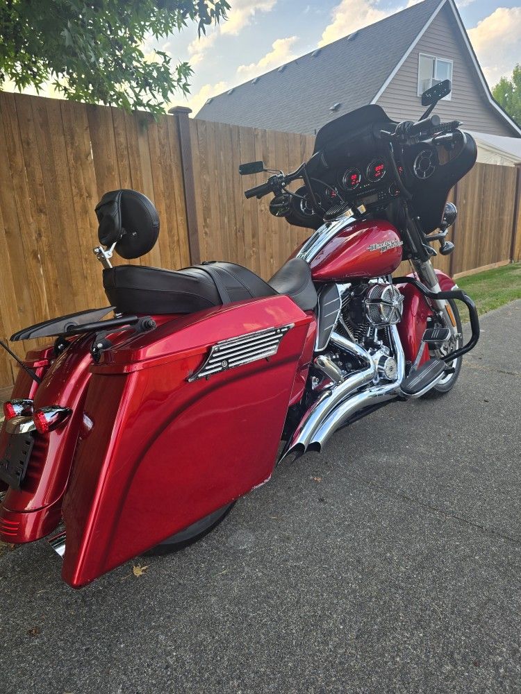 2012 Harley-Davidson StreetGlide. Low Miles And Clean Title 
