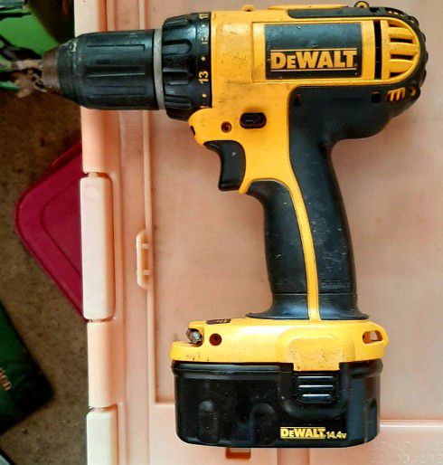 DeWalt DW 988 14.4 Volt Cordless Drill With battery, charger, case $60 OBO
