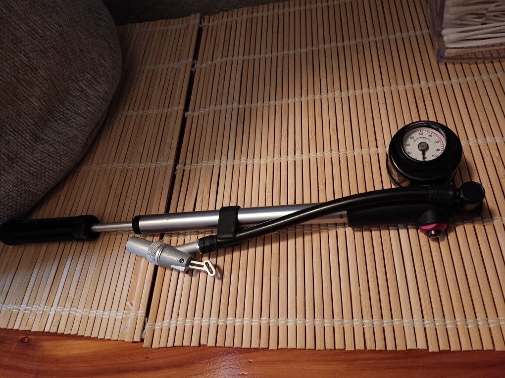 HAND HELD BIKE PUMP WITH PSI GAGE USED