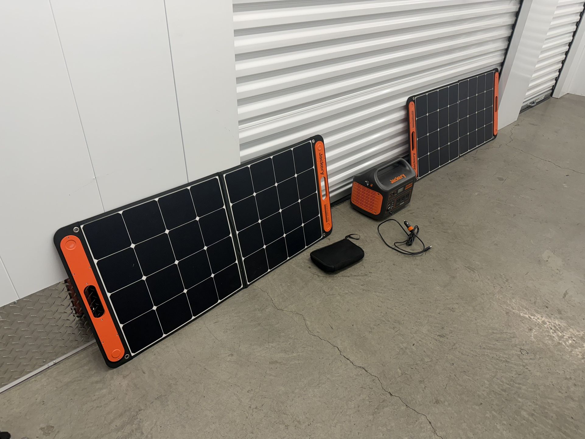Jackery Explorer 1000 + 2x 100W Solar Panels – Clean, Ready to Use