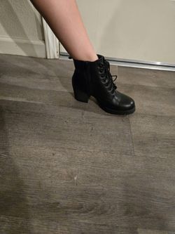 Womans Size 7.5 Short Boot