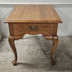 Broyhill Solid oak Country French/Early American style end table - a single drawer - Queen Anne legs. 