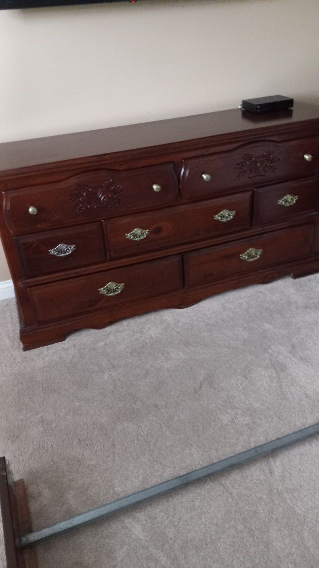 Bedroom Set 2 Dressers One Night Stand Queen Hesd And Footboard..