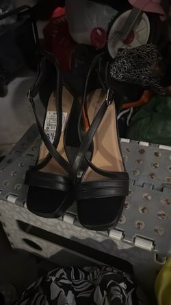 Woman, shoes,  size 8 1/2 in black