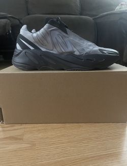 Yeezy 700 mnvn