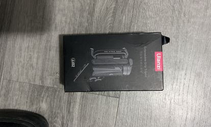 Extendable tripod grip