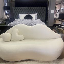 Kiss 💋 Ivory Boucle Teddy Sherpa Loveseat 