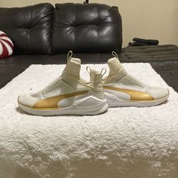 Like new puma, tennis shoes