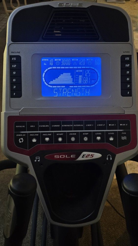 Elliptical Machine Sole E25