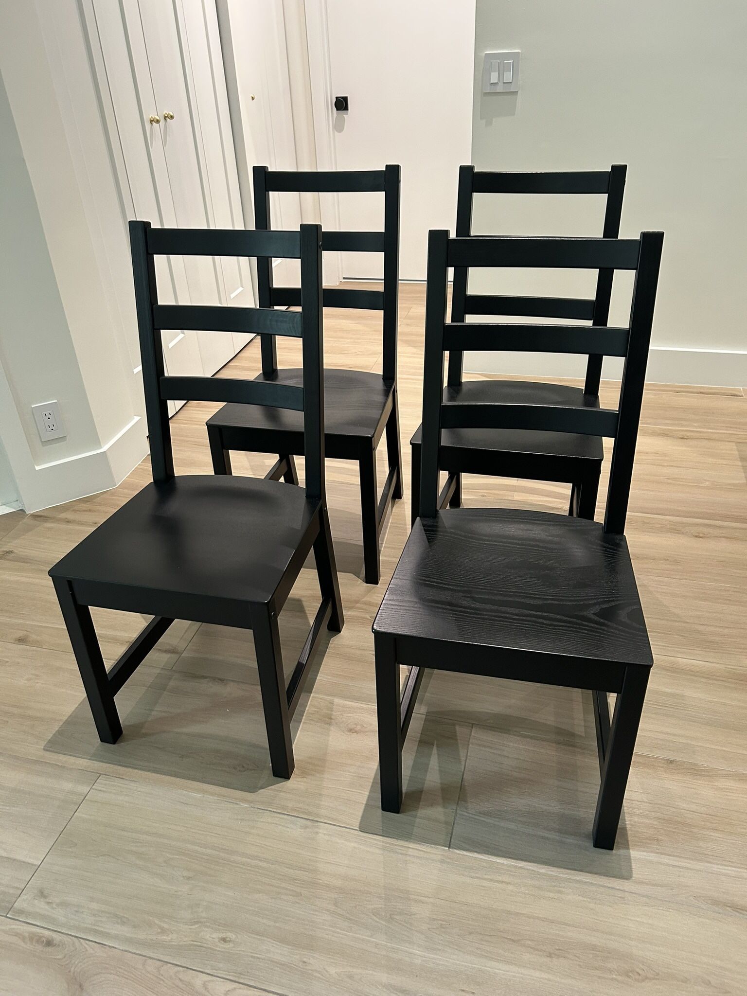 Dinng Black Chairs