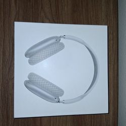 Apple Airpods Max - Silver/White Excellent Condition - With Box + Smart Case. Need gone ASAP - Negotiable for realistic prices.