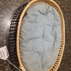 Wicker basket shallow with padded blue mat
