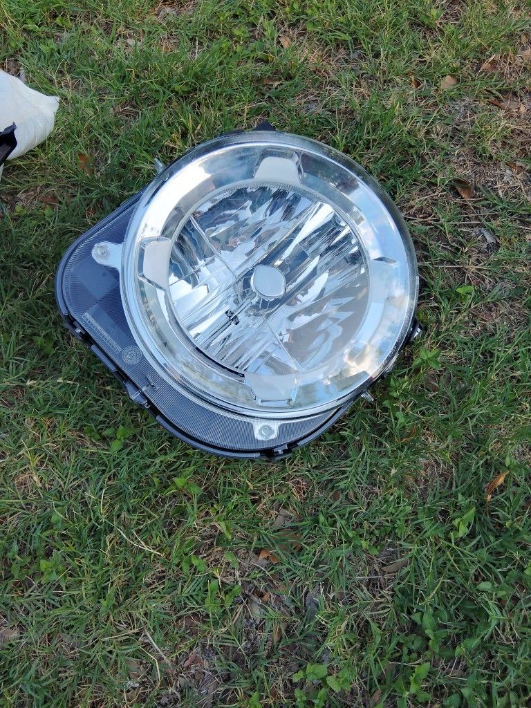2015-2018 JEEP RENEGADE HEADLIGHT $50