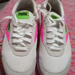Puma Shoes neon size 9 in womans