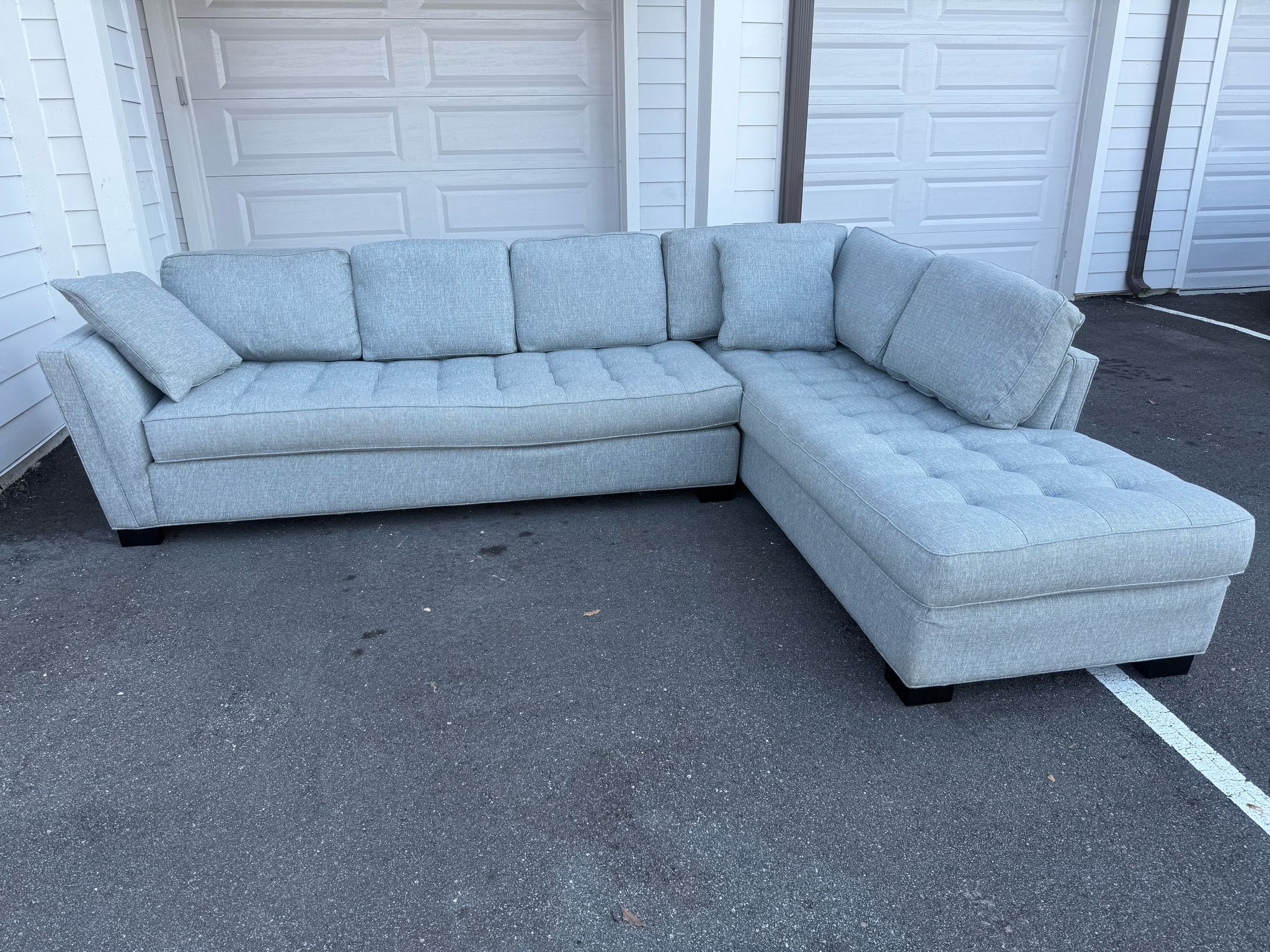 ROOMS TO GO GRAY SECTIONAL COUCH IN GREAT CONDITION - DELIVERY AVAILABLE 🚚