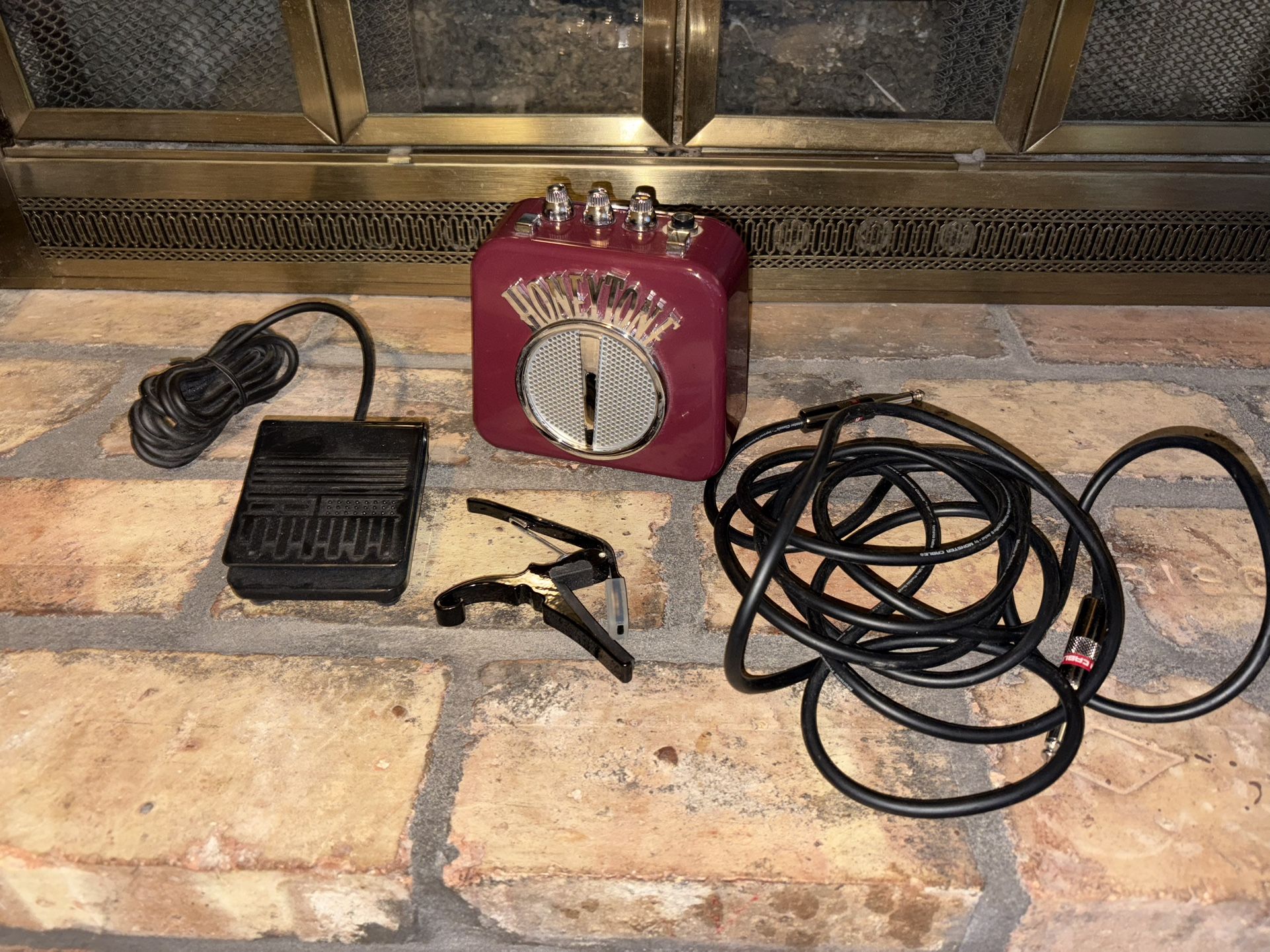 Maroon Honey Toon Portable AMP