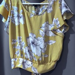 BCX mustard yellow short sleeve floral blouse with an elastic waist and a tie-back Size Large 