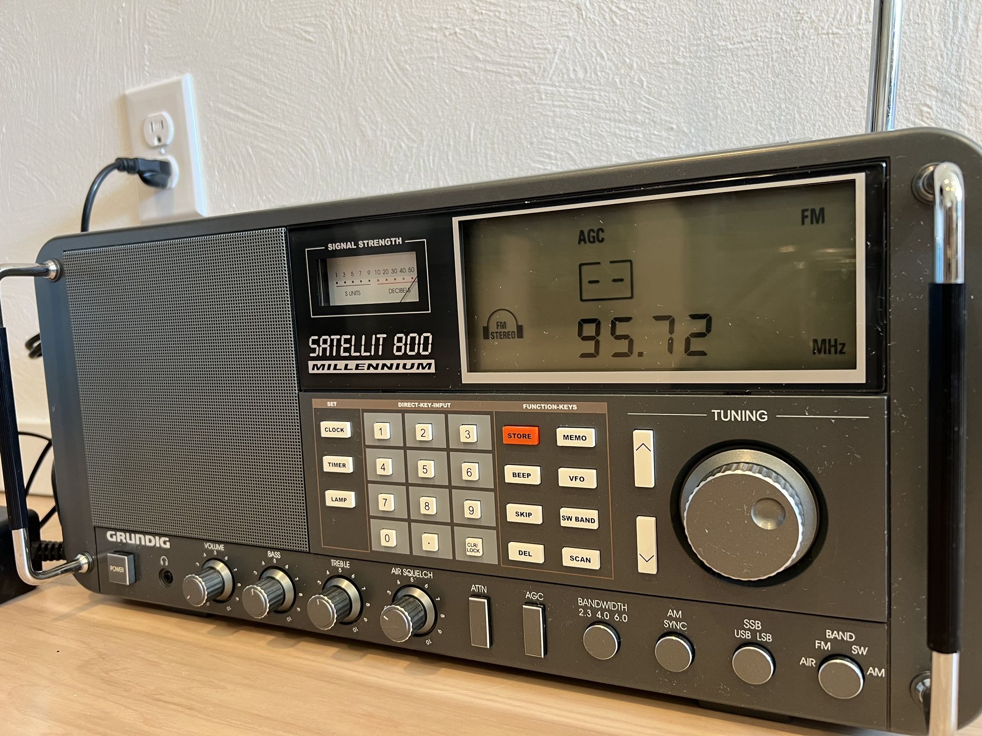 Grundig Satellit 800 Millennium Shortwave AM FM Radio World Wide Receiver MINT!