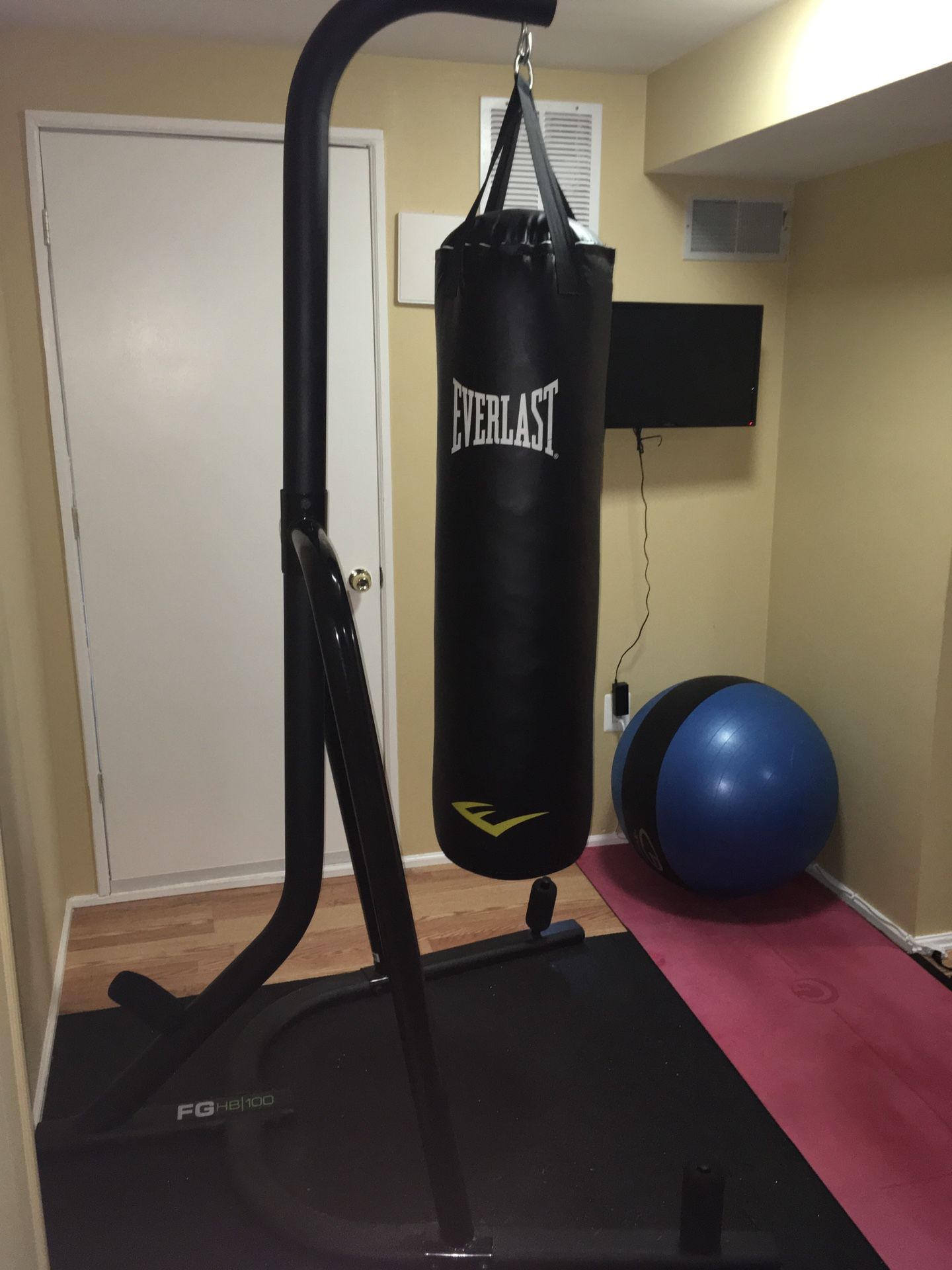 Everlast heavy bag, stand and gloves