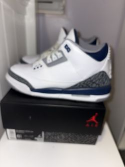 Midnight Navy Jordan Retro 3s