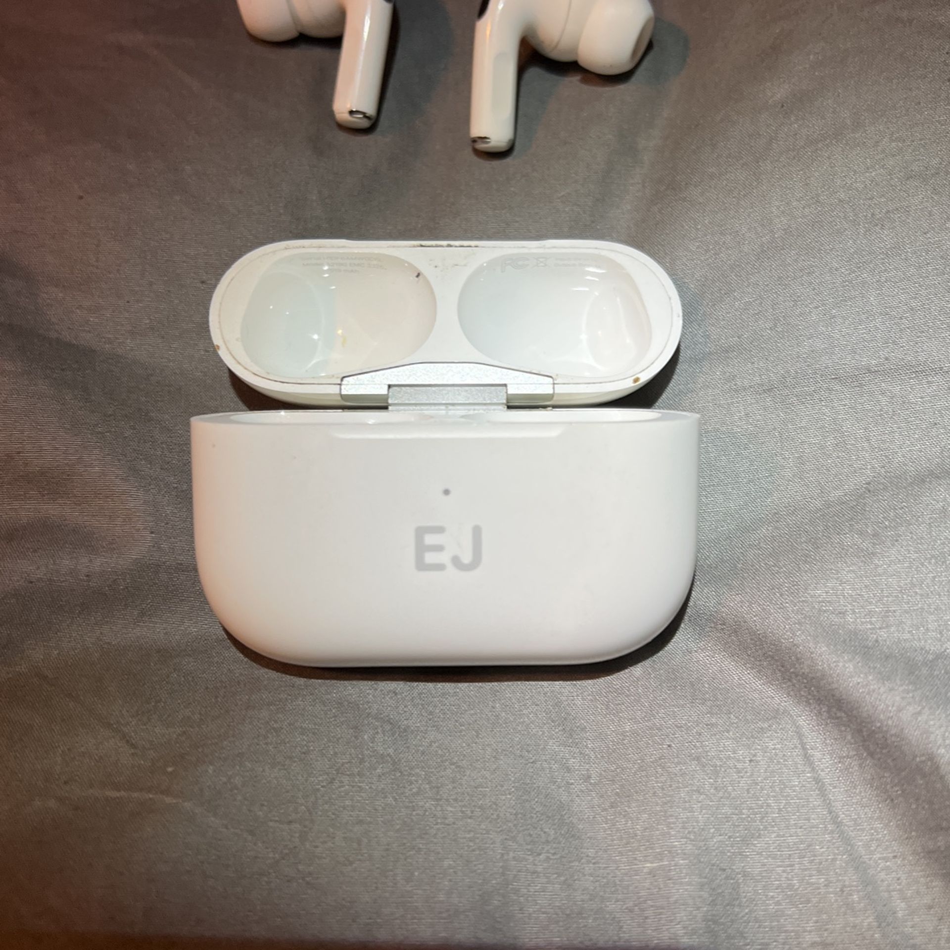 Apple AirPods Pro With Free Wireless Charger