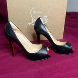 Christian Christian Louboutin red bottom shoes
