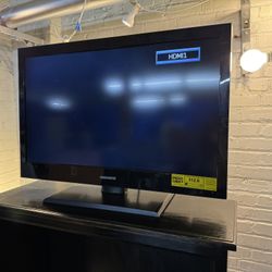 Philips Magnavox LCD 32” TV (Remote Included)