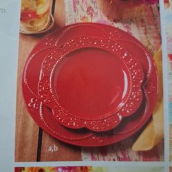 JUEGO DE 8 PLATOS SON 4 GRANDES Y 4 MEDIANOS LOS MEDIANOS NO TIENEN CAJA PERO SON TODOS NUEVOS