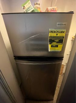 Frigidaire 7.5 Cu. Ft. (212 Liters)  Refrigerator with Top Freezer - Platinum
