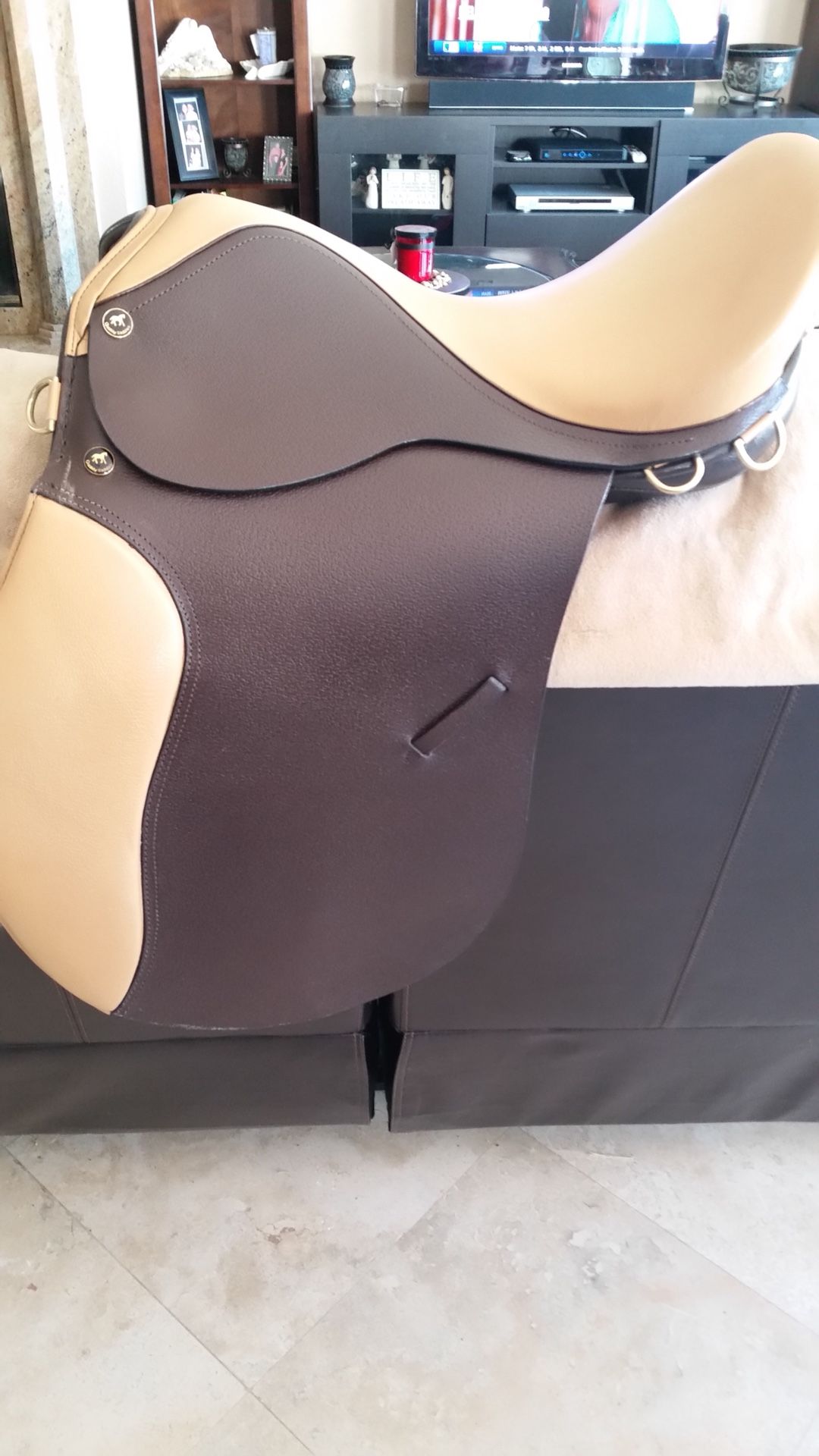 English saddle 2 tone! Never used!17” seat 6” gullet