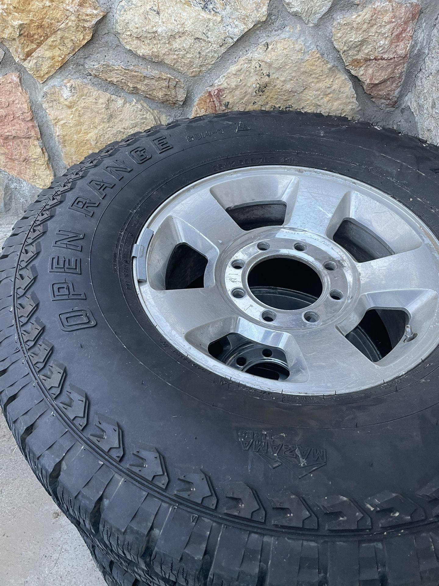 Dodge Ram 2500 Wheels & Tires 35/12.50R17LT